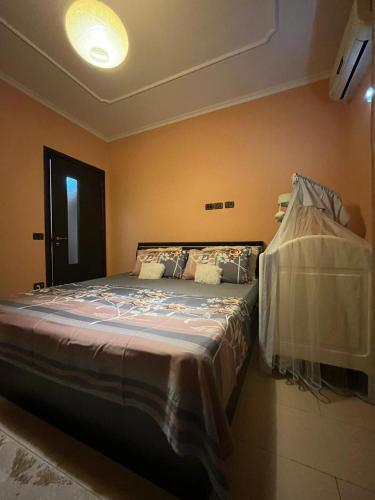 een slaapkamer met een groot bed in een kamer bij Reka Apartment in Tirana