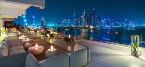 ドバイにあるFIVE Palm Luxury 1BR Apartment with Stunning Viewsのキャンドル付きのバルコニーから市街のスカイラインを望めます。