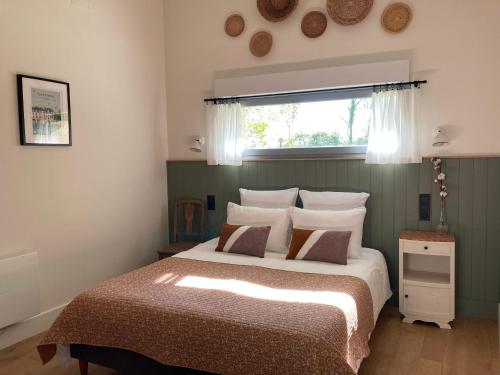 Un dormitorio con una cama grande y una ventana en Maison Chemin, chambres d'hôtes à Amboise en Amboise