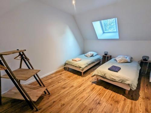 Zimmer mit 2 Betten, einer Leiter und einem Fenster in der Unterkunft Charmante maison 6 pers, proche Loire à vélo in Suèvres