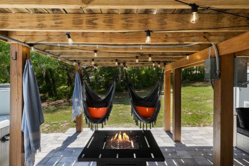 2 Hängematten auf einer Terrasse mit einer Feuerstelle in der Unterkunft Lakefront Escape-Hot Tub-FirePit-Rural Retreat in Melrose