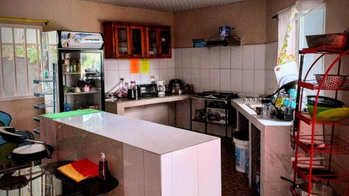 cocina con encimera y nevera en Joe's Layover Hostel Boquete en Boquete