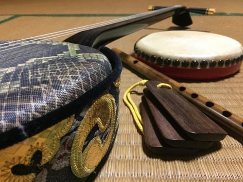 un par de tambores sentados sobre una mesa en Shimaotoya - Vacation STAY 39962v, 