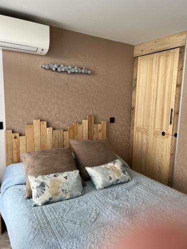 une chambre avec un lit avec deux oreillers dans l'établissement Château leenhardt, au Grau-du-Roi