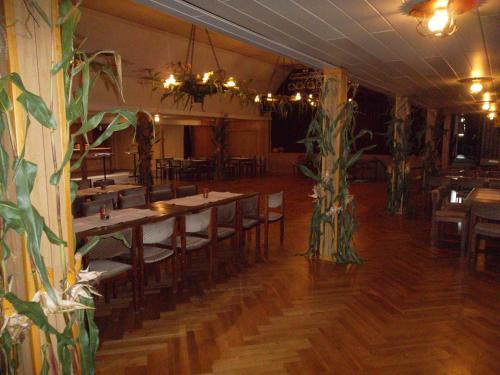 ein Restaurant mit Tischen und Stühlen in einem Raum in der Unterkunft Döhling's Gasthaus in Morsum