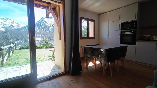 - une cuisine avec une table et une vue sur la montagne dans l'établissement Résidence Alpages Bellevue - Superbe studio au calme, avec jardin et vue magnifique MAE-5241, à Montgenèvre