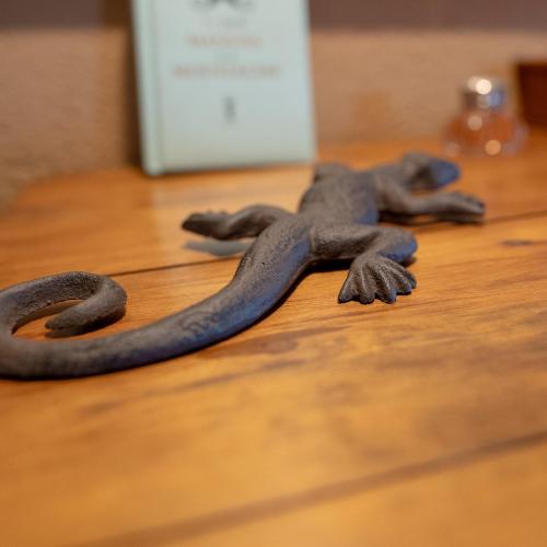 a group of paws on a wooden table at La Bergerie du Haut Var in Bargème