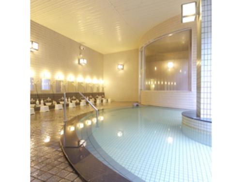 uma grande piscina num quarto de hotel com em Mount View Hotel - Vacation STAY 40129v em Kamikawa