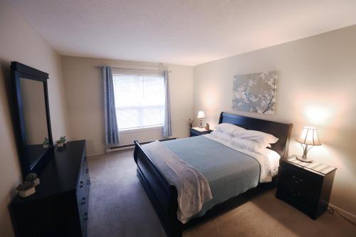 una camera da letto con un letto grande e una finestra di Paris Plaza a Elliot Lake