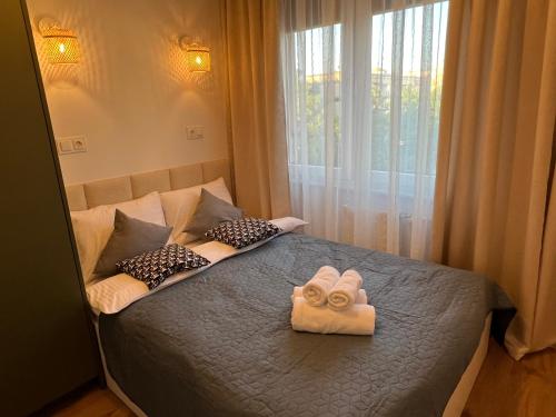 1 dormitorio con 1 cama con 2 toallas en I&M Apartments Stawowa Wrocław, en Wroclaw