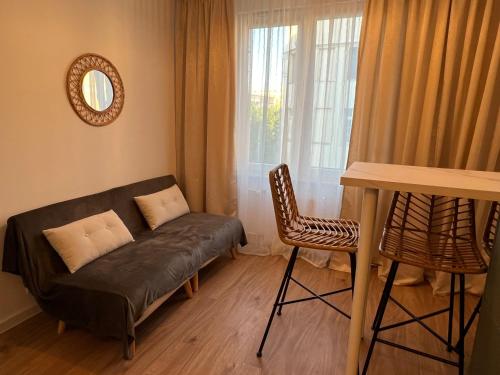 uma sala de estar com um sofá e uma janela em I&M Apartments Stawowa Wrocław em Breslávia