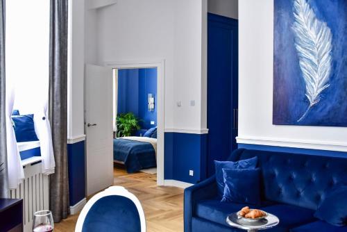 sala de estar con paredes azules y sofá azul en Supreme Tatarska, en Przemyśl