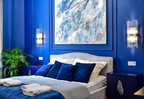 - une chambre bleue avec un lit aux murs bleus dans l'établissement Supreme Tatarska, à Przemyśl
