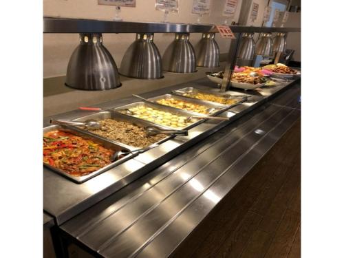 una línea de buffet con muchos tipos diferentes de comida en Mount View Hotel - Vacation STAY 40142v, en Kamikawa
