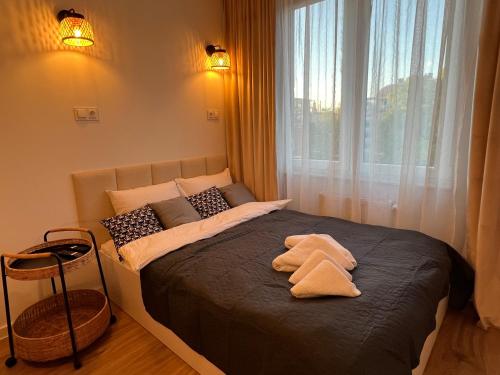 um quarto com uma cama com duas toalhas em I&M Apartments Stawowa Wrocław em Breslávia