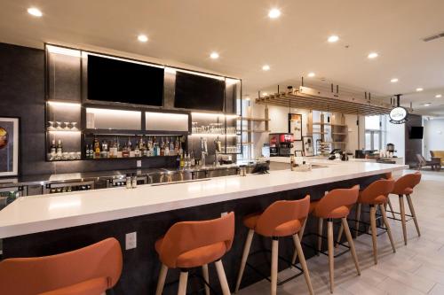 Lounge nebo bar v ubytování Holiday Inn & Suites Detroit - Troy by IHG