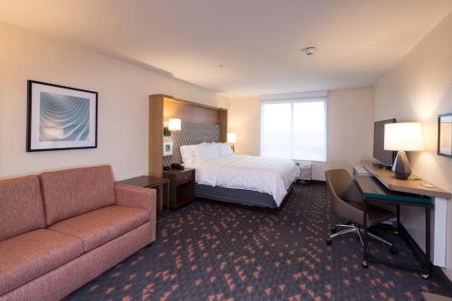 Postel nebo postele na pokoji v ubytování Holiday Inn & Suites Detroit - Troy by IHG