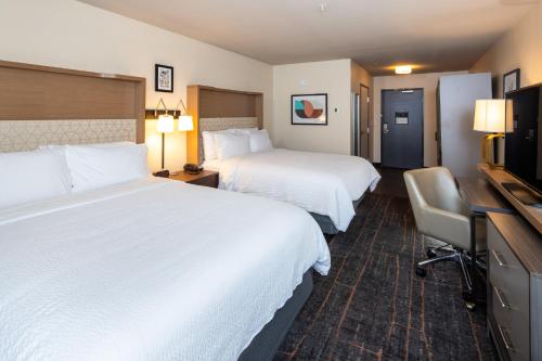 Postel nebo postele na pokoji v ubytování Holiday Inn & Suites Detroit - Troy by IHG