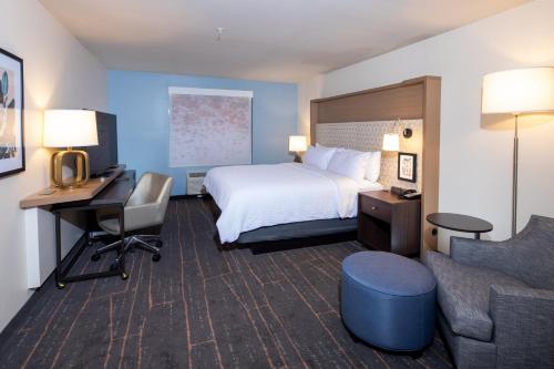 Postel nebo postele na pokoji v ubytování Holiday Inn & Suites Detroit - Troy by IHG