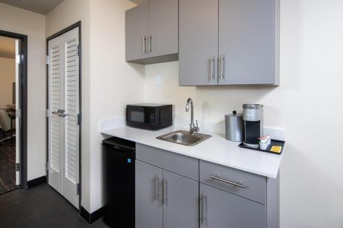 Kuchyň nebo kuchyňský kout v ubytování Holiday Inn & Suites Detroit - Troy by IHG