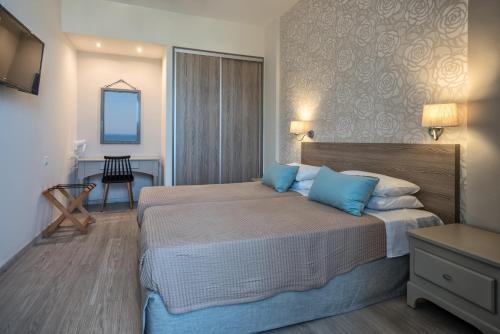 Кровать или кровати в номере Lefkoniko Beach & Bay
