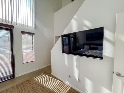 *WEHO/Beverly Hills* Luxury 2BD/2.5BA + Balconies