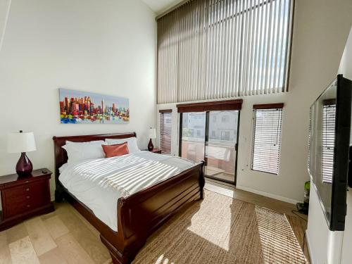 1 dormitorio con cama y ventana grande en *WEHO/Beverly Hills* Luxury 2BD/2.5BA + Balconies, en Los Ángeles
