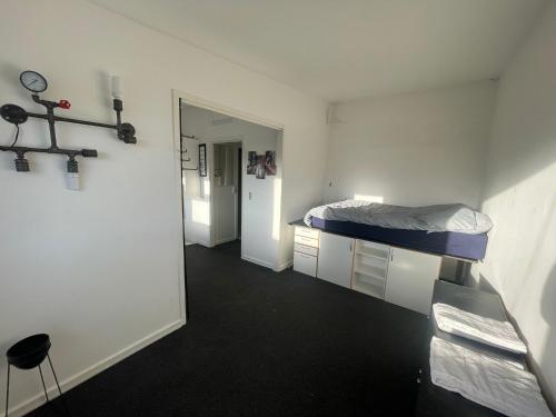 Pokój z łóżkiem piętrowym i korytarzem w obiekcie Airport Room w Kopenhadze