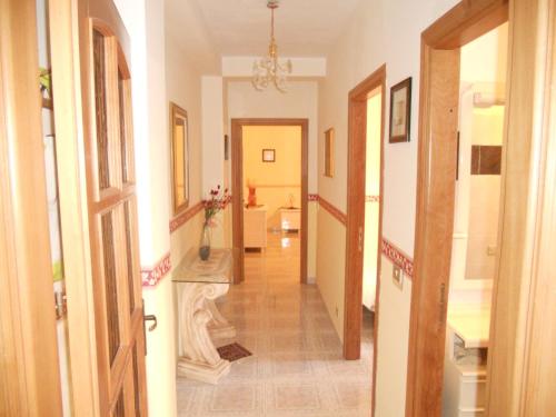 Un pasillo que conduce a una habitación con en Villa del Capo, en Capo Vaticano