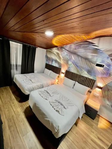 イスタンブールにあるBonita Hotelのベッドが2つあり、天井が木製の寝室