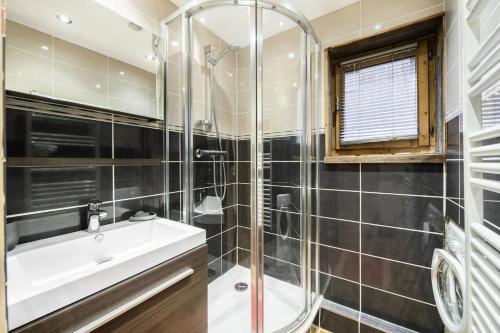 een badkamer met een douche en een wastafel bij Residence Venus - 3 Pièces pour 4 Personnes 894 in Val dʼIsère