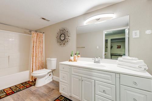 Ένα μπάνιο στο Spacious Parkview Home Near Denver with Game Room
