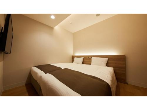 厚木的住宿－Rembrandt Hotel Atsugi - Vacation STAY 41677v，一间卧室,卧室内配有一张大床