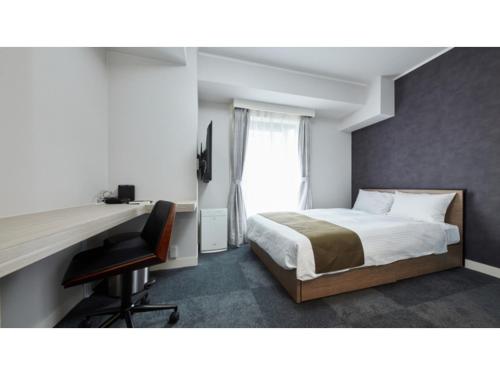 Habitación de hotel con cama, escritorio y escritorio. en Rembrandt Hotel Atsugi - Vacation STAY 41675v en Atsugi