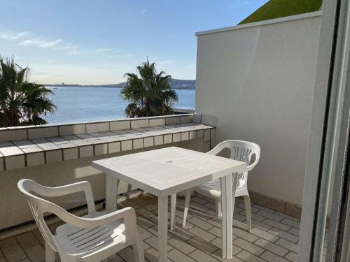 Appartement T2 Bis avec Terrasse, Clim, WiFi - 2 Étoiles - FR-1-553-155