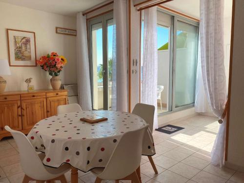 Photo de la galerie de l'établissement Appartement T2 Bis avec Terrasse, Clim, WiFi - 2 Étoiles - FR-1-553-155, à Balaruc-les-Bains