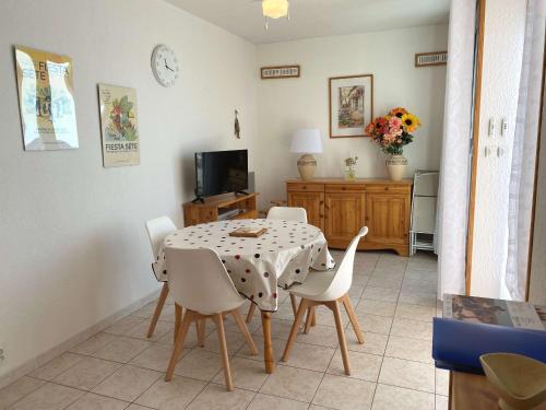 Photo de la galerie de l'établissement Appartement T2 Bis avec Terrasse, Clim, WiFi - 2 Étoiles - FR-1-553-155, à Balaruc-les-Bains
