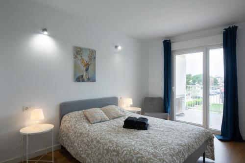 Ένα ή περισσότερα κρεβάτια σε δωμάτιο στο Apartamentos en Canet al mar, junto playa y con piscina
