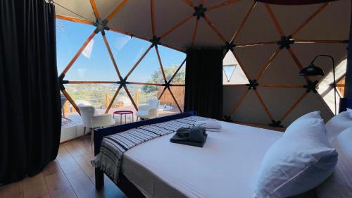 Pokój z łóżkiem i dużym oknem w obiekcie Bodrum Dome Suites w Bodrum