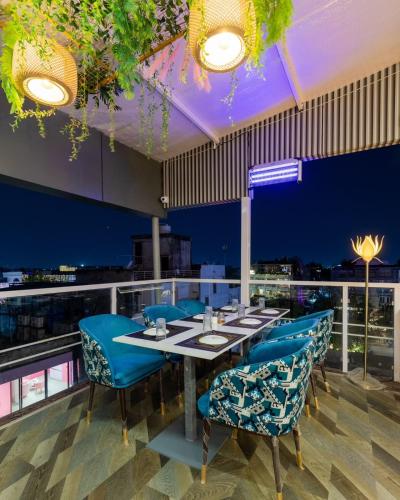 una sala da pranzo con tavolo e sedie blu di Paradise Inn a Indore