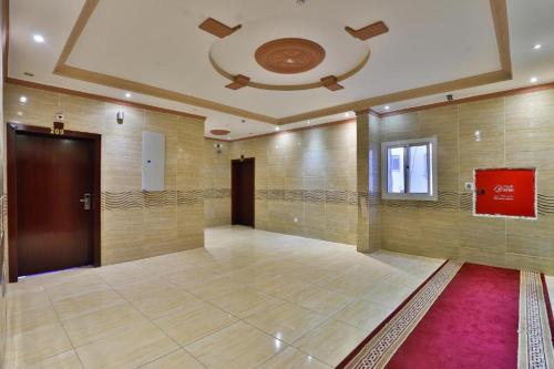 een grote kamer met een deur en een plafond bij فندق نجمة سماء ينبع البحر in Yanbu