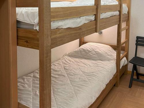 quelques lits superposés dans une chambre dans l'établissement Les Orres 1800: 2P, 6 pers, Piscine, Animaux admis - FR-1-322-490, aux Orres