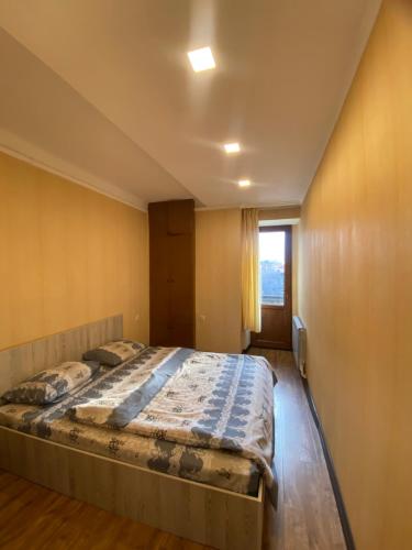 Säng eller sängar i ett rum på Modern Apartment in Republic Square