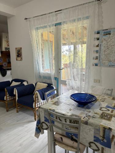 a living room with a table with a blue bowl on it at appartamento al mare vicino Olbia in Murta Maria
