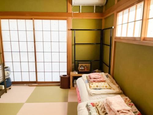 Habitación pequeña con 1 cama y 2 ventanas en Family Resort An - Vacation STAY 16509 en Nasu-yumoto