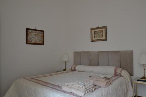 a bedroom with a bed with towels on it at B&B La Meta in Benevento