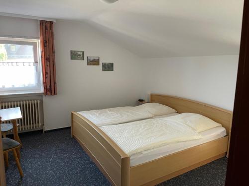 - une chambre avec un lit, une table et une fenêtre dans l'établissement Hotel Gästehaus Sonne, à Sinsheim