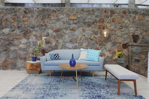 sala de estar con sofá azul y mesa en Villa with ocean view and infinity pool en Gros Islet