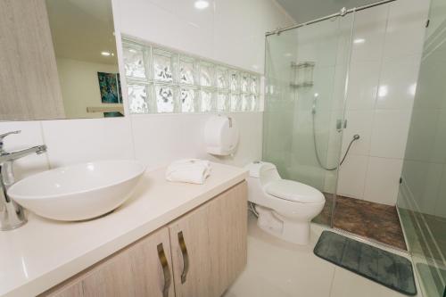 a bathroom with a sink and a toilet and a shower at Exclusivo Apartaestudio en Pinares- 5 in Pereira