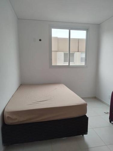 Un pat sau paturi într-o cameră la Quarto privativo